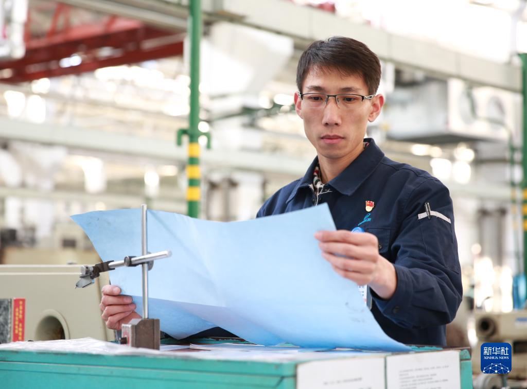 洪家光在查看圖紙（2018年1月3日攝）。